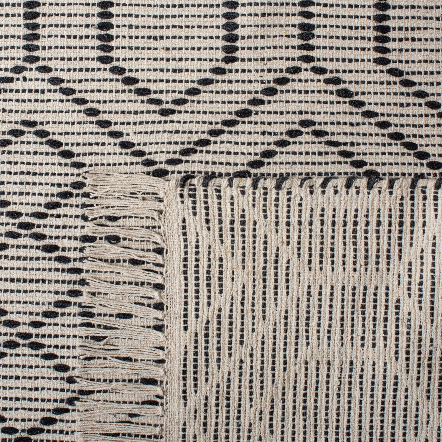 Safavieh Montauk Mtk652Z Black/Beige Rugs.