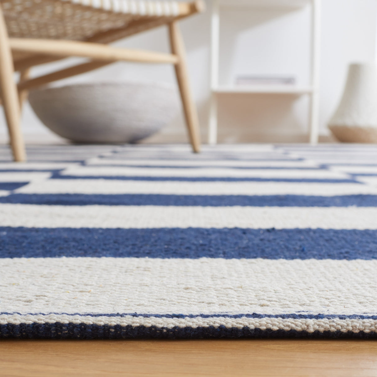Safavieh Montauk Mtk705N Navy/Ivory Rug.