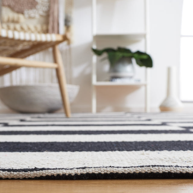 Safavieh Montauk Mtk705Z Black/Ivory Rug.