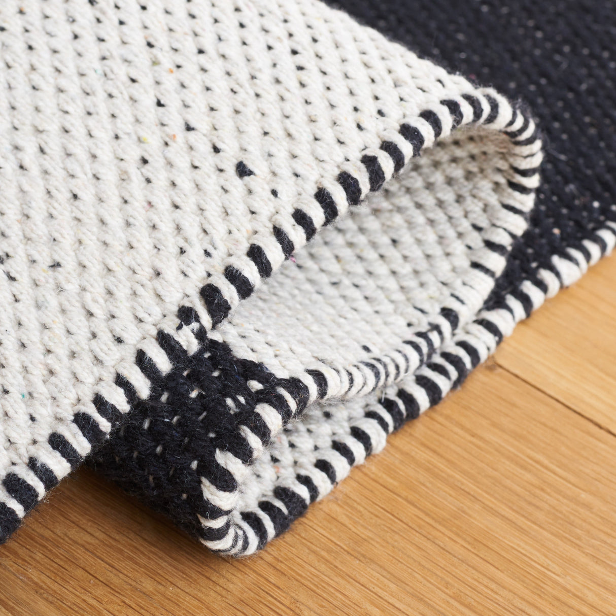 Safavieh Montauk Mtk705Z Black/Ivory Rug.