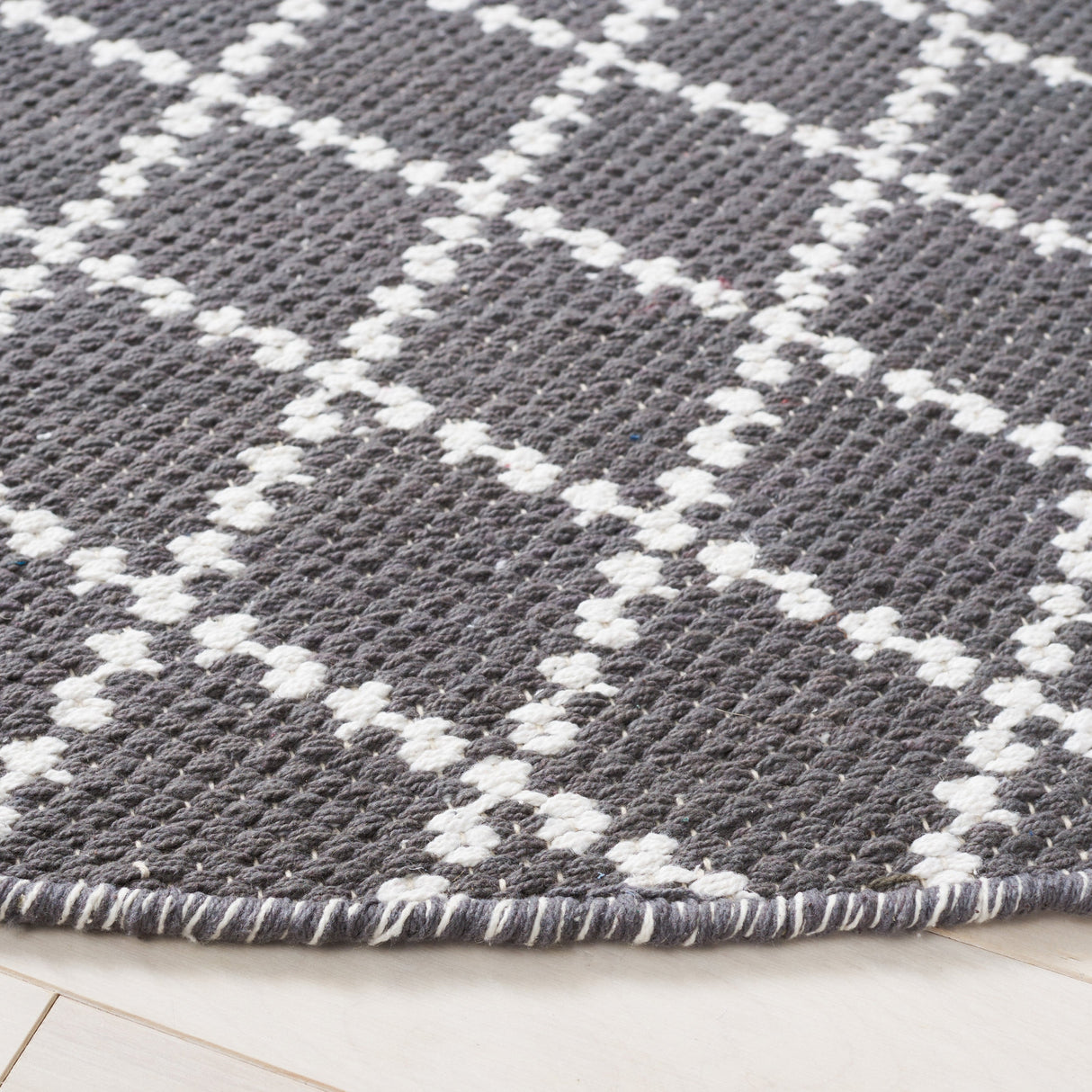 Safavieh Montauk Mtk706H Black/Ivory Rug.