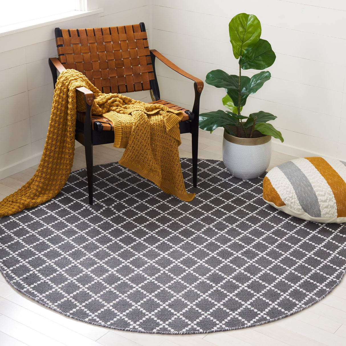 Safavieh Montauk Mtk706H Black/Ivory Rug.