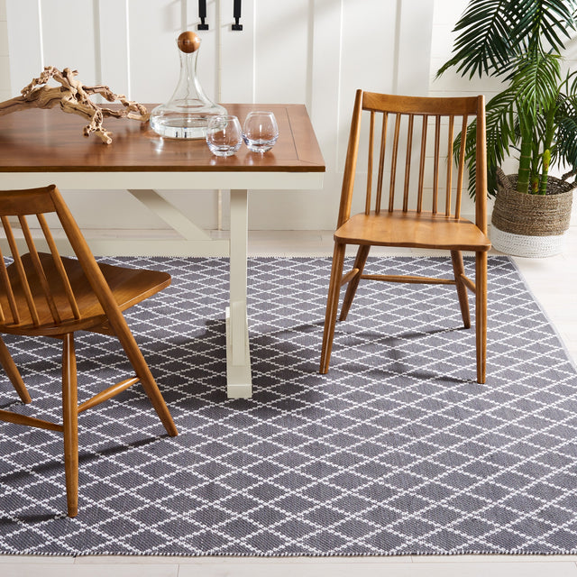 Safavieh Montauk Mtk706H Black/Ivory Rug.