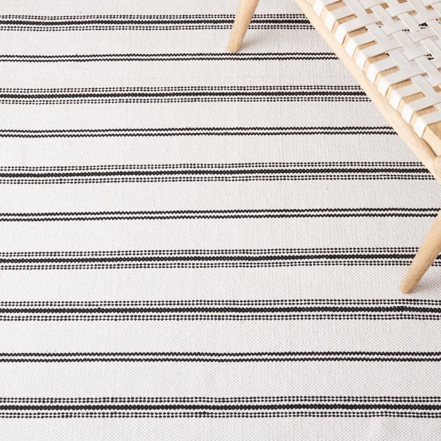 Safavieh Montauk Mtk708Z Black/Ivory Rug.