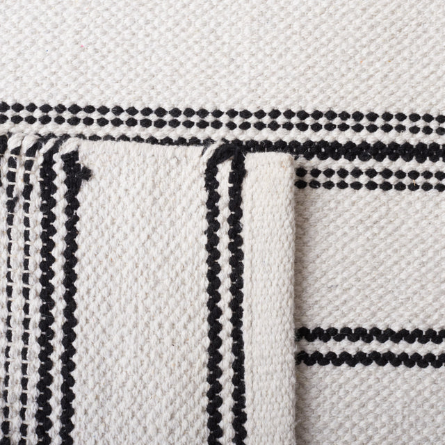 Safavieh Montauk Mtk708Z Black/Ivory Rug.