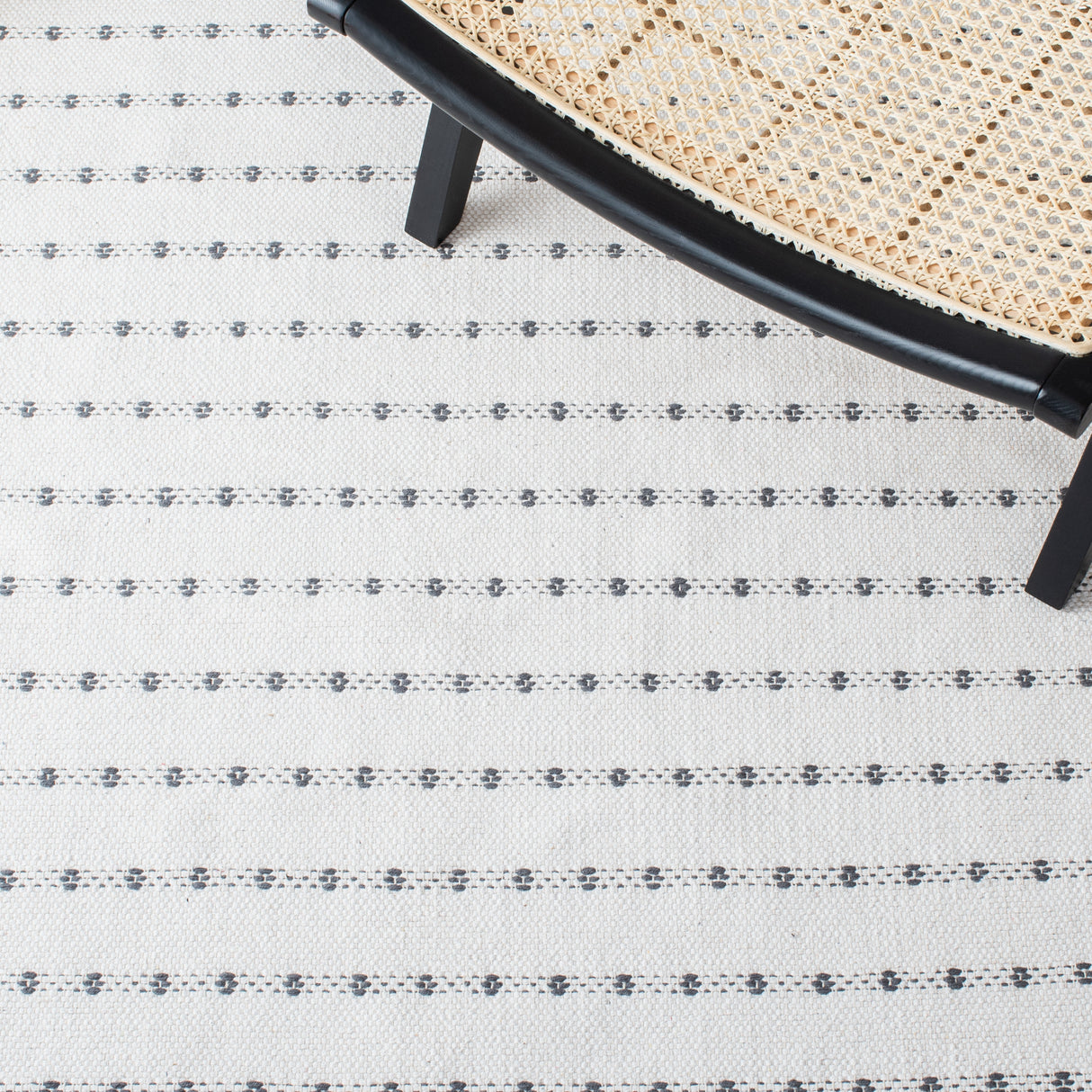 Safavieh Montauk Mtk714F Grey/Ivory Rug.