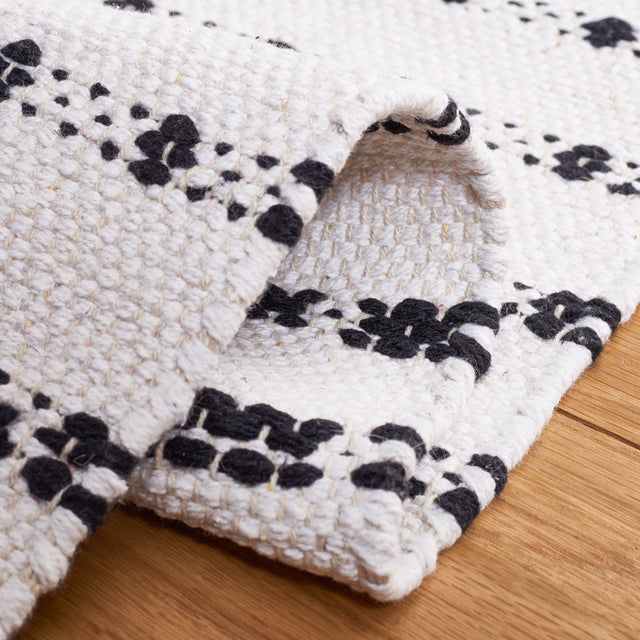 Safavieh Montauk Mtk714Z Black/Ivory Rug.