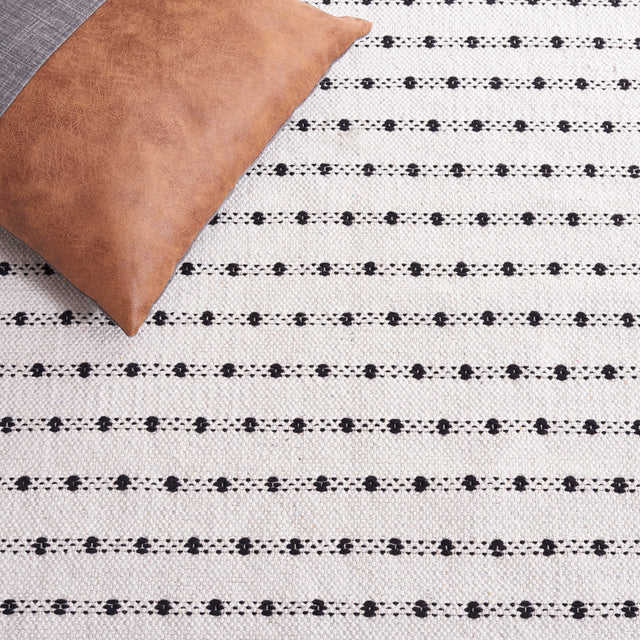 Safavieh Montauk Mtk714Z Black/Ivory Rug.