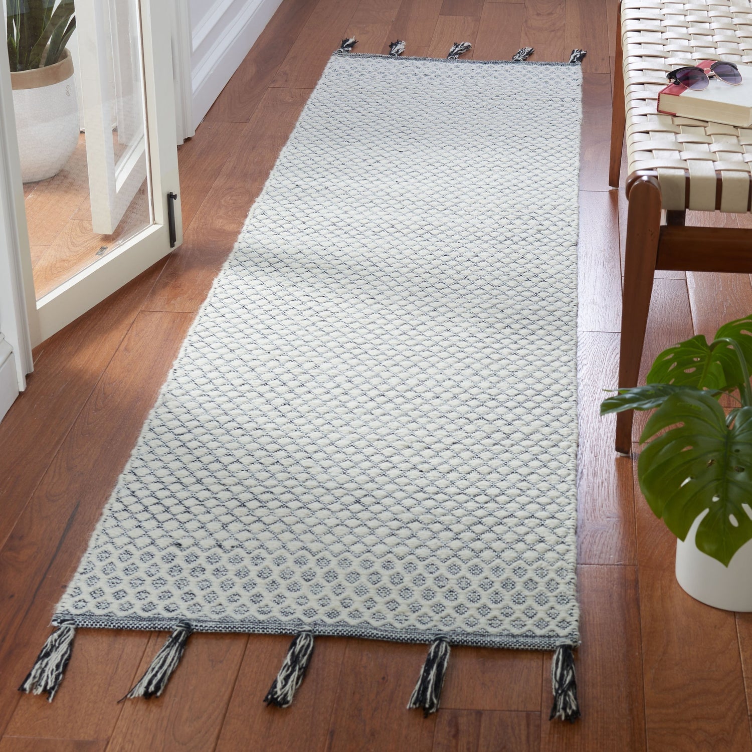 Safavieh Montauk Mtk813A Ivory/Black Rugs.
