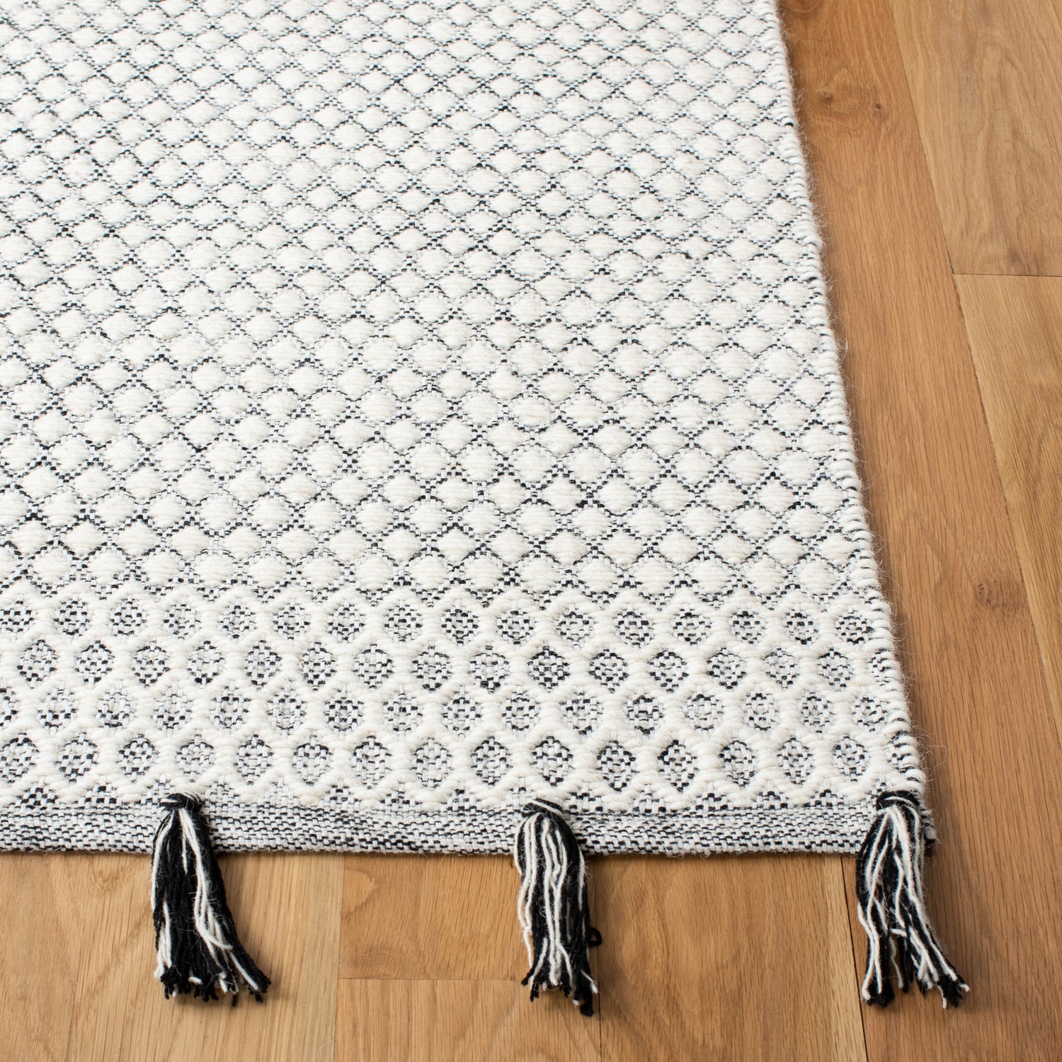 Safavieh Montauk Mtk813A Ivory/Black Rugs.