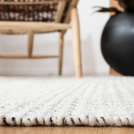 Safavieh Montauk Mtk813A Ivory/Black Rugs.