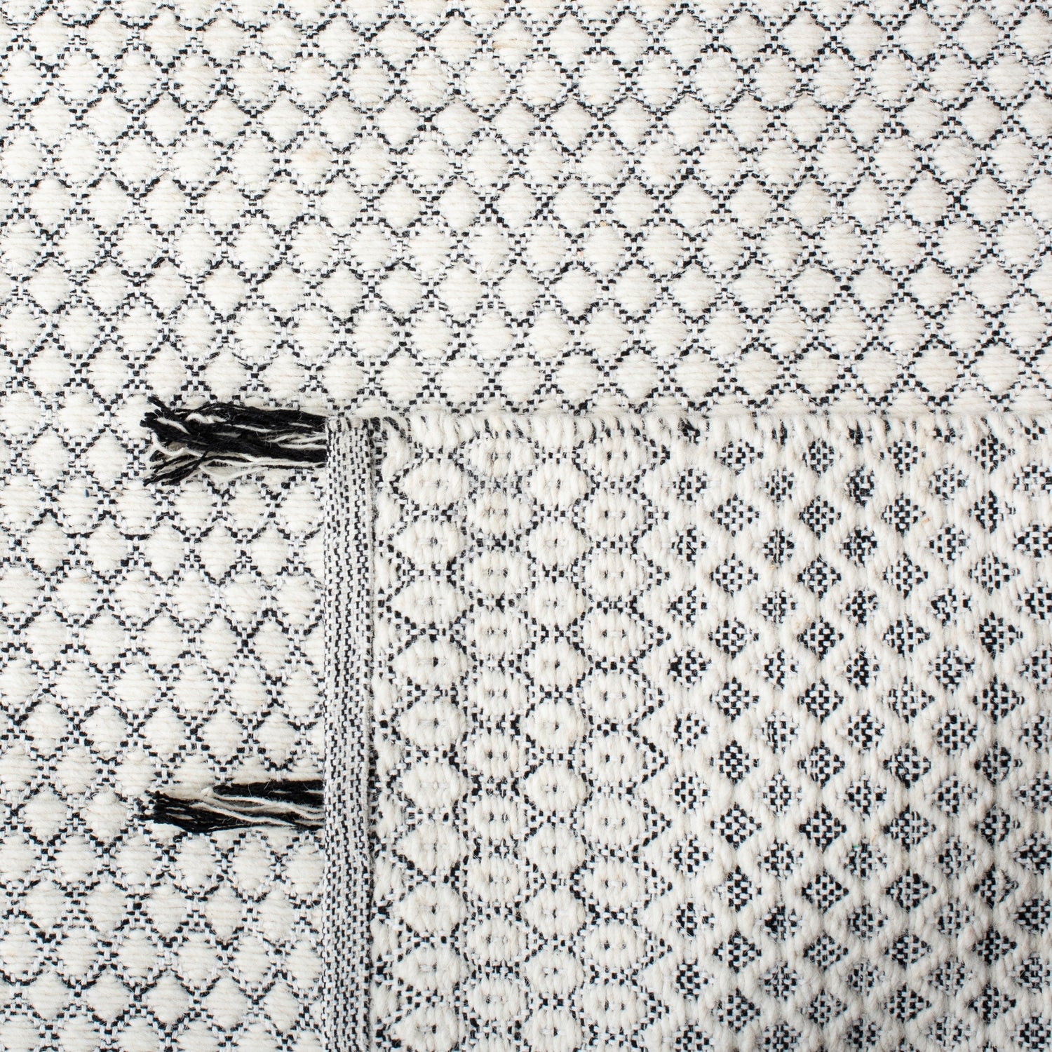Safavieh Montauk Mtk813A Ivory/Black Rugs.