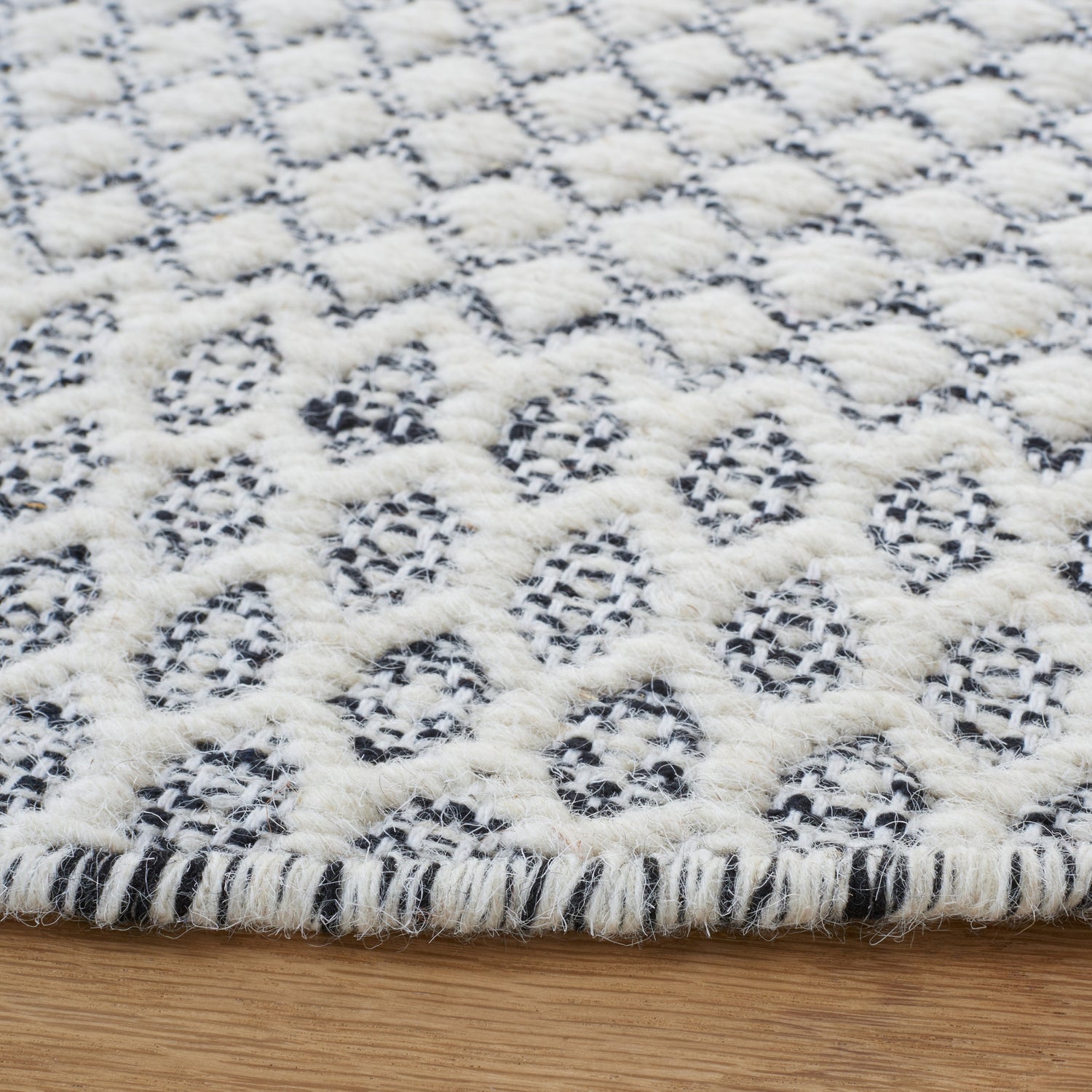 Safavieh Montauk Mtk813A Ivory/Black Rugs.