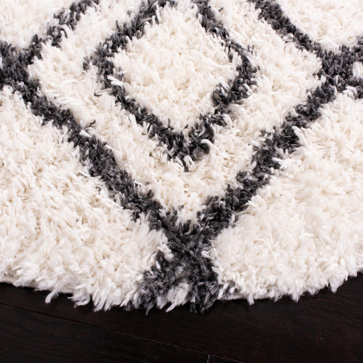 Safavieh Moroccan Tassel Shag Mts335A Ivory/Dark Grey Rug.