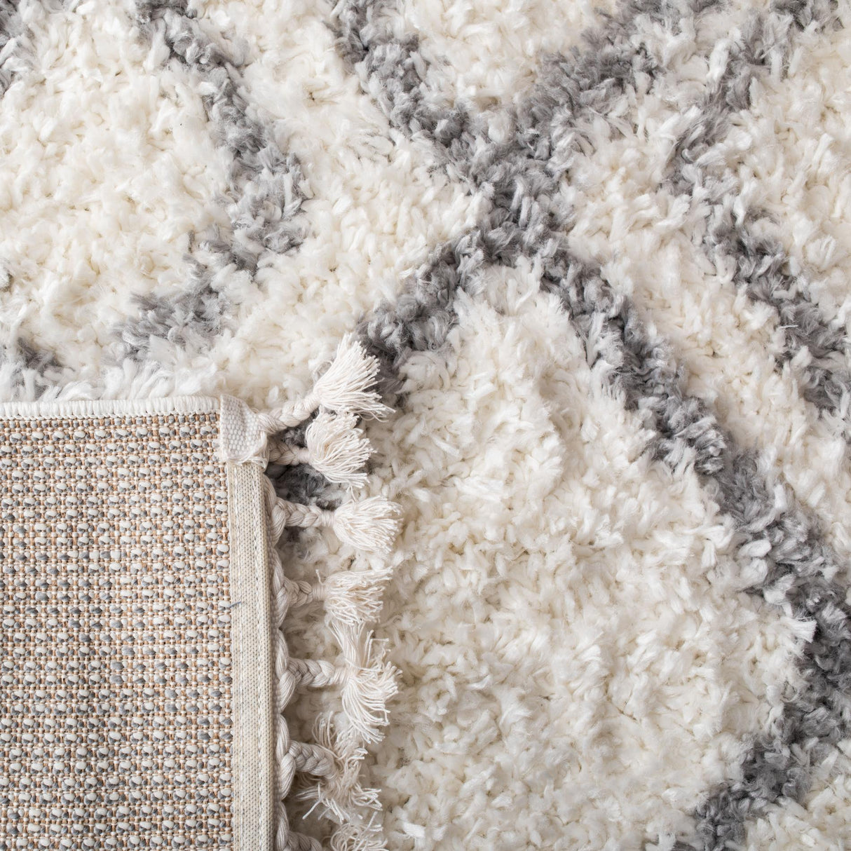 Safavieh Moroccan Tassel Shag Mts335B Ivory/Light Grey Rug.