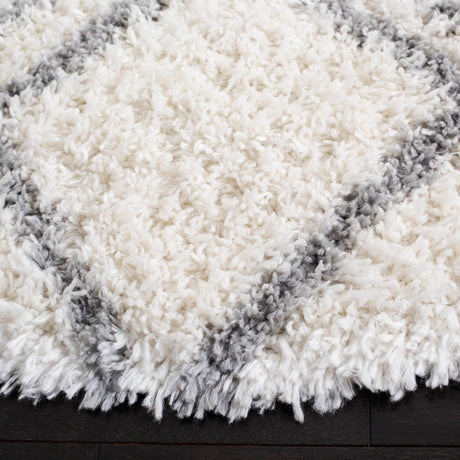 Safavieh Moroccan Tassel Shag Mts335B Ivory/Light Grey Rug.