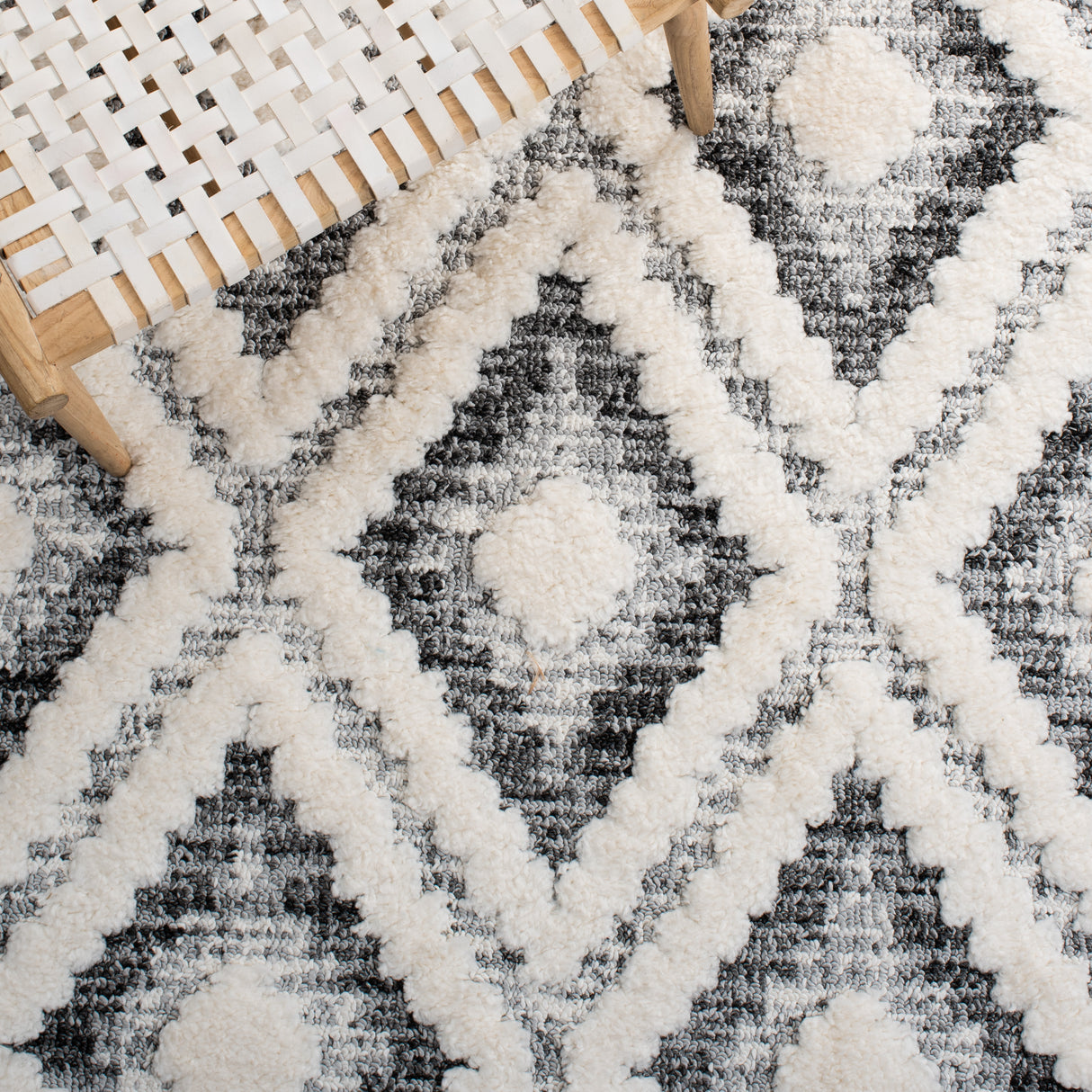 Safavieh Moroccan Tassel Shag Mts610A Ivory/Grey Rug.