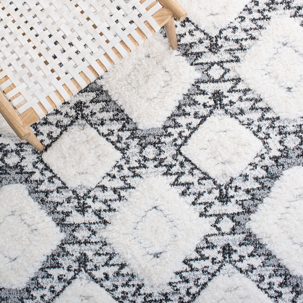 Safavieh Moroccan Tassel Shag Mts616A Ivory/Grey Rug.
