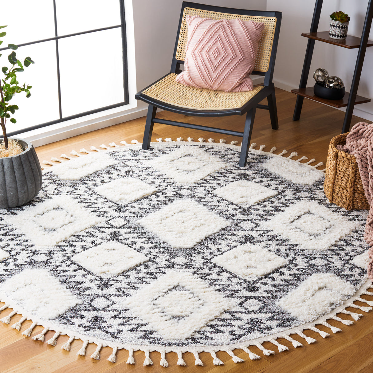 Safavieh Moroccan Tassel Shag Mts616A Ivory/Grey Rug.