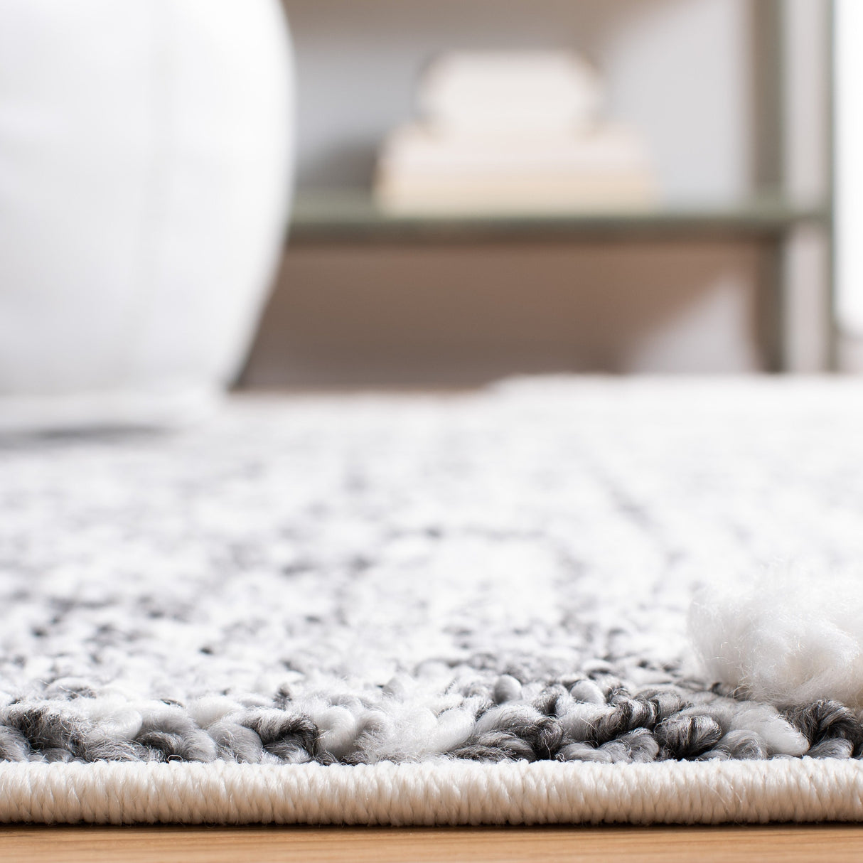 Safavieh Moroccan Tassel Shag Mts624F Grey/Ivory Rug.