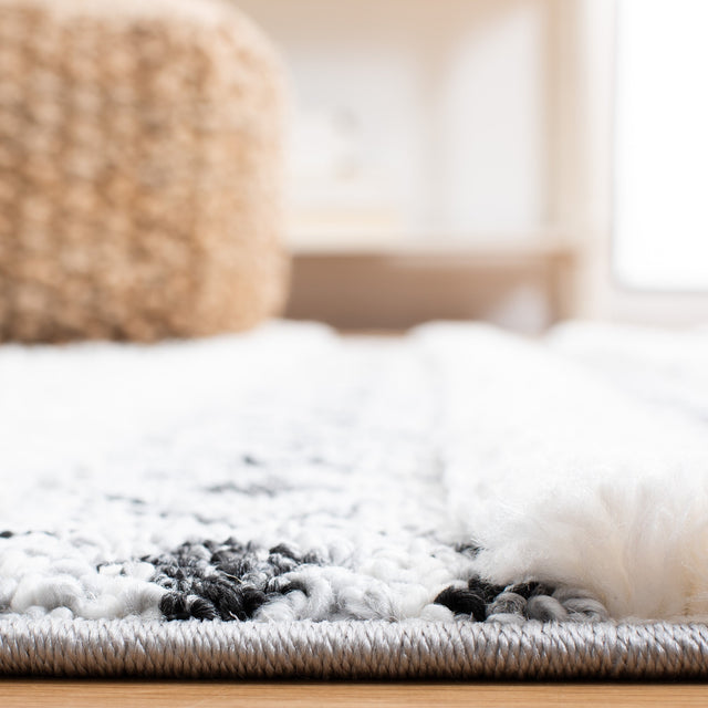 Safavieh Moroccan Tassel Shag Mts628F Grey/Ivory Rug.