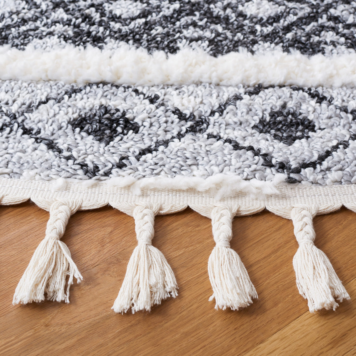 Safavieh Moroccan Tassel Shag Mts628F Grey/Ivory Rug.