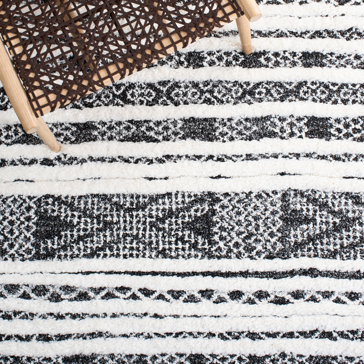 Safavieh Moroccan Tassel Shag Mts632Z Black/Ivory Rug.