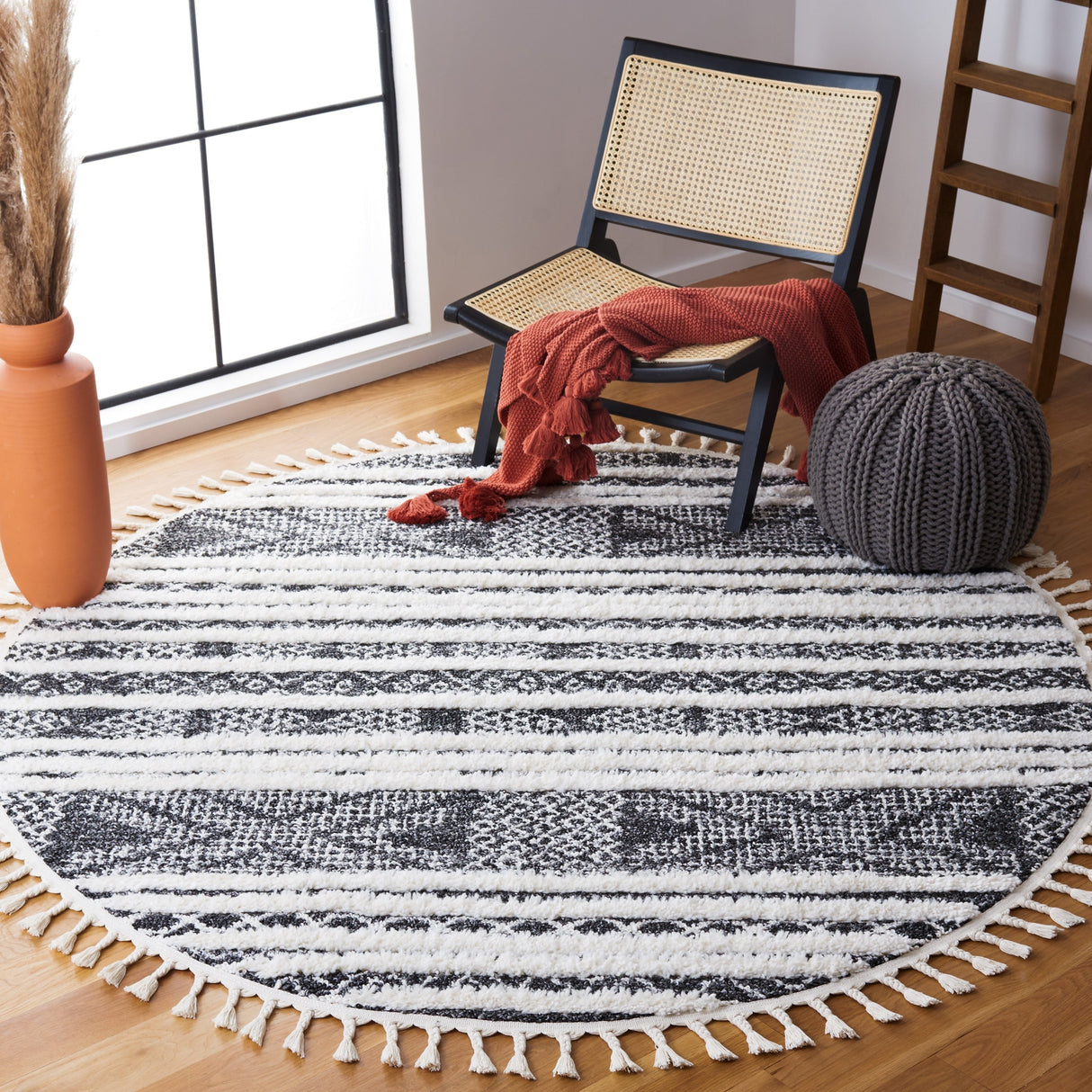 Safavieh Moroccan Tassel Shag Mts632Z Black/Ivory Rug.