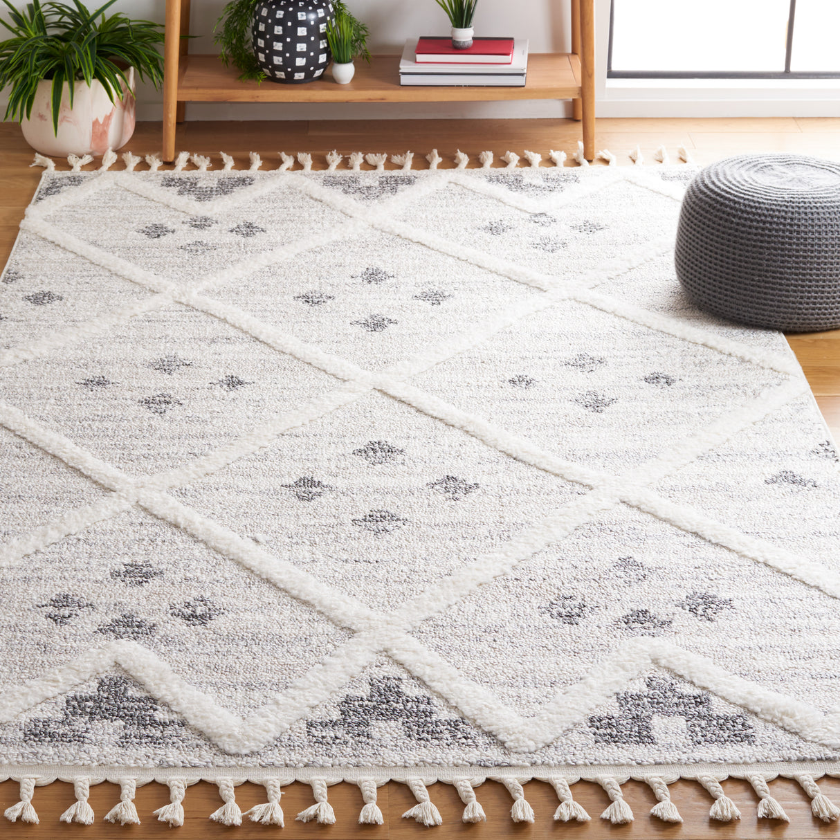 Safavieh Moroccan Tassel Shag Mts644A Beige/Ivory Rug.