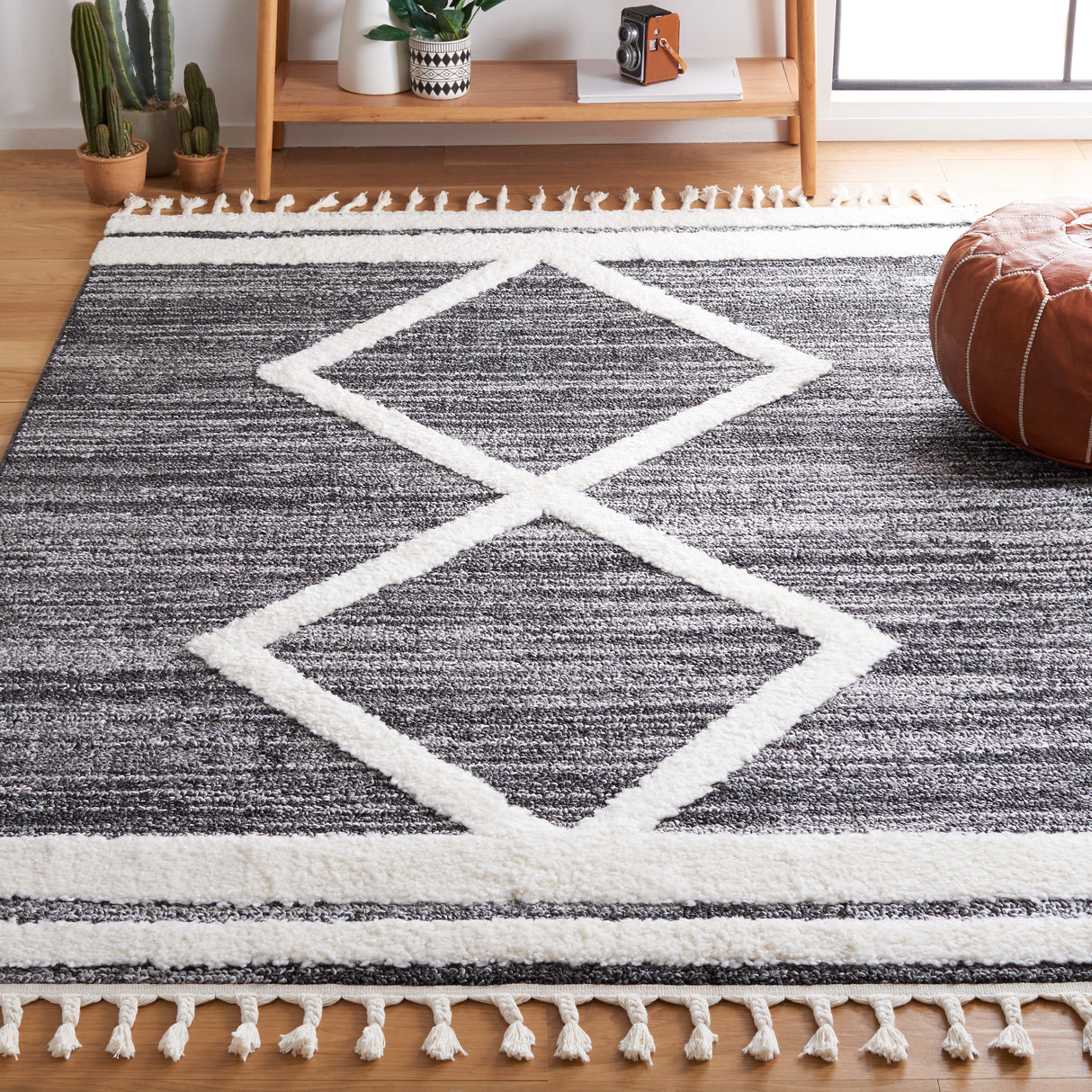 Safavieh Moroccan Tassel Shag Mts650Z Black/Ivory Rug.