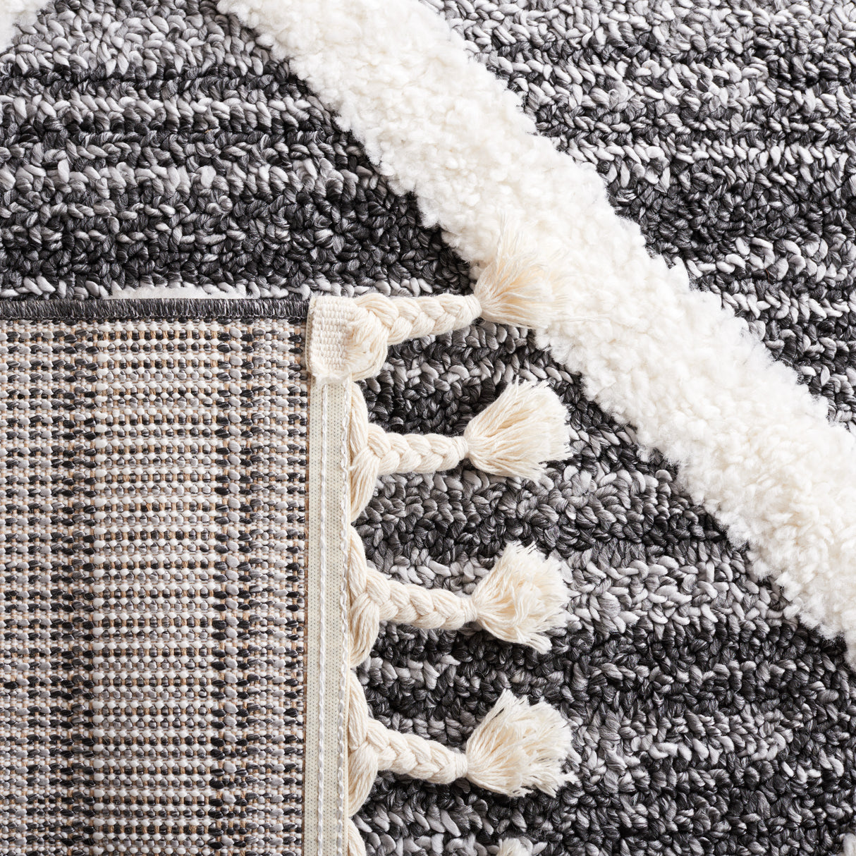 Safavieh Moroccan Tassel Shag Mts650Z Black/Ivory Rug.