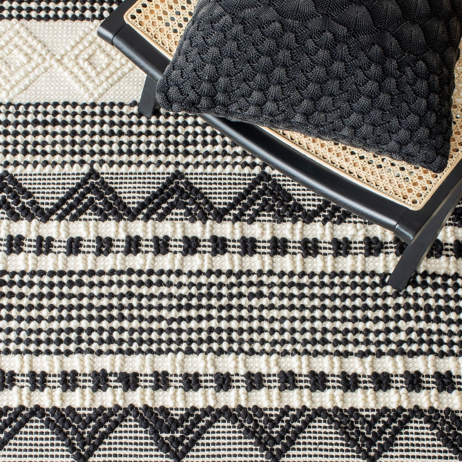 Safavieh Natura Nat102Z Black/Ivory Rug.