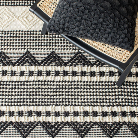Safavieh Natura Nat102Z Black/Ivory Rug.
