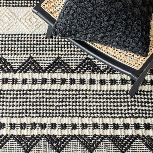 Safavieh Natura Nat102Z Black/Ivory Rug.