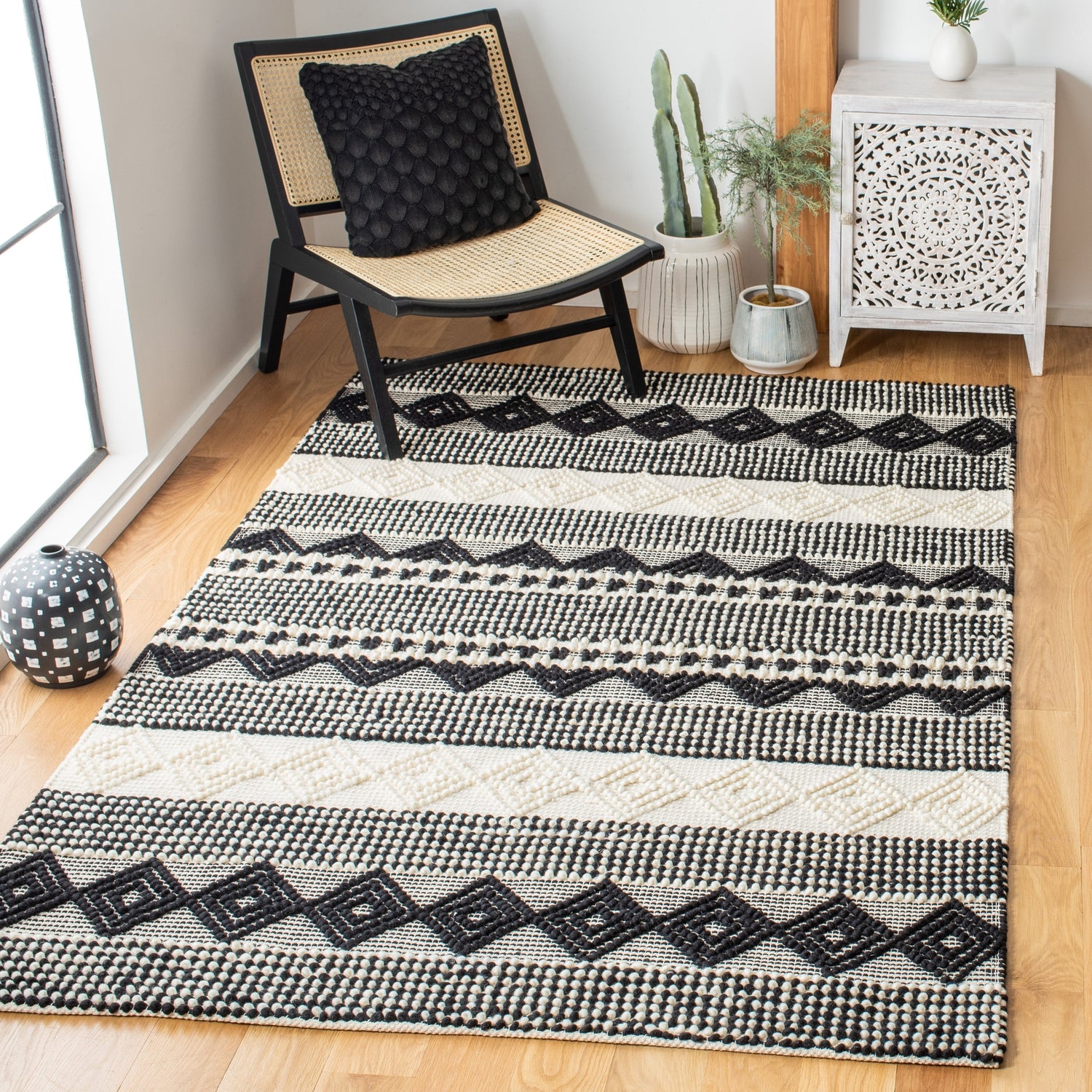Safavieh Natura Nat102Z Black/Ivory Rug.