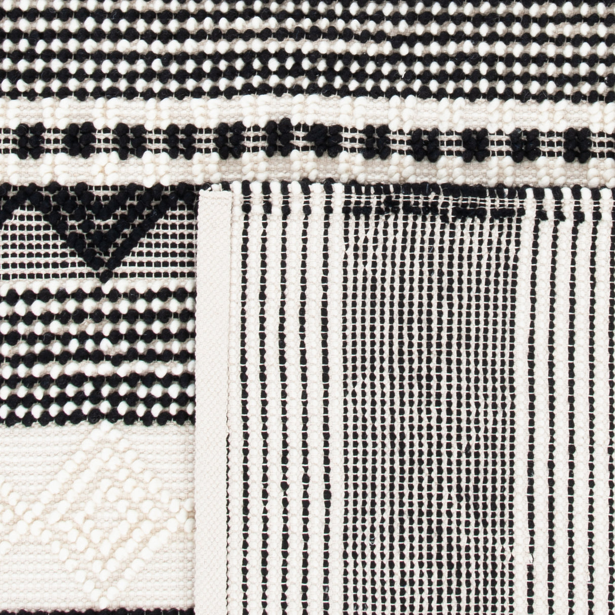 Safavieh Natura Nat102Z Black/Ivory Rug.