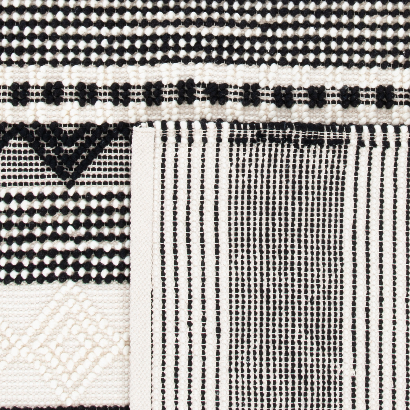 Safavieh Natura Nat102Z Black/Ivory Rug.