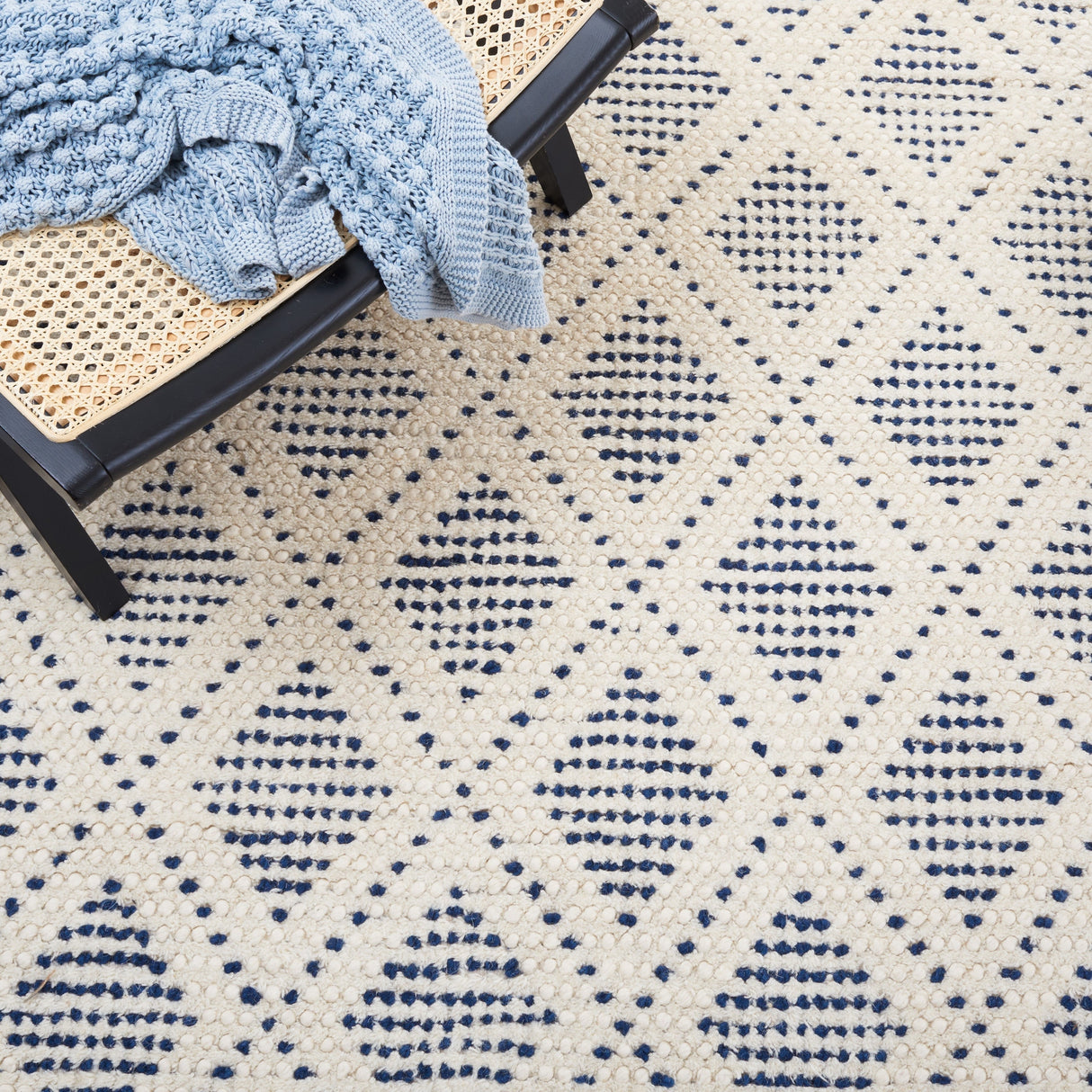 Safavieh Natura Nat183A Ivory/Blue Rug.