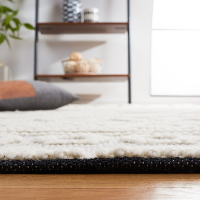 Safavieh Natura Nat275Z Black/Ivory Rug.