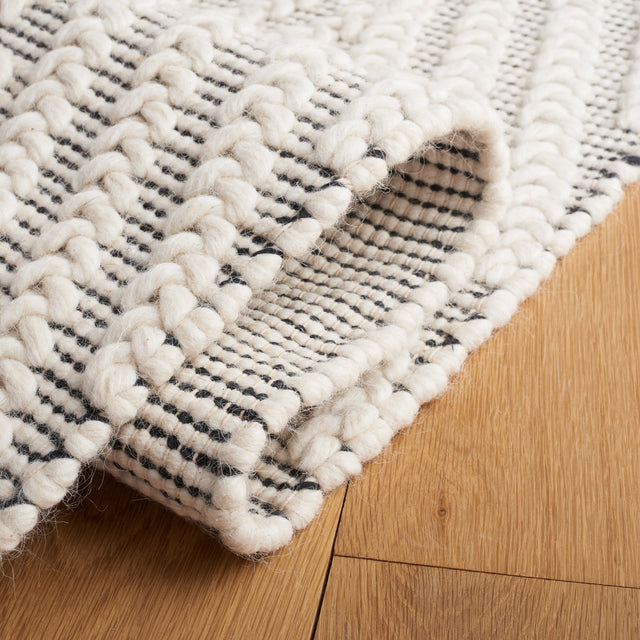 Safavieh Natura Nat277A Ivory/Black Rug.