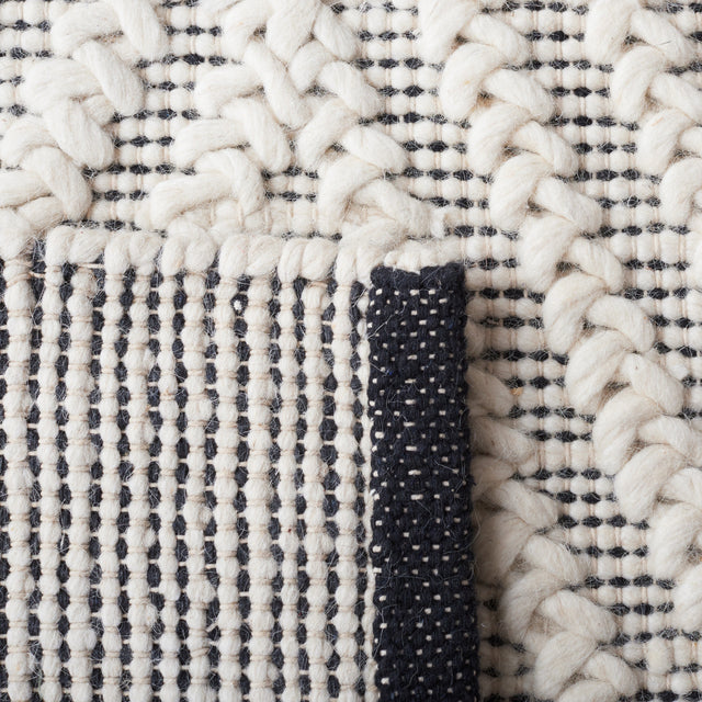 Safavieh Natura Nat277A Ivory/Black Rug.