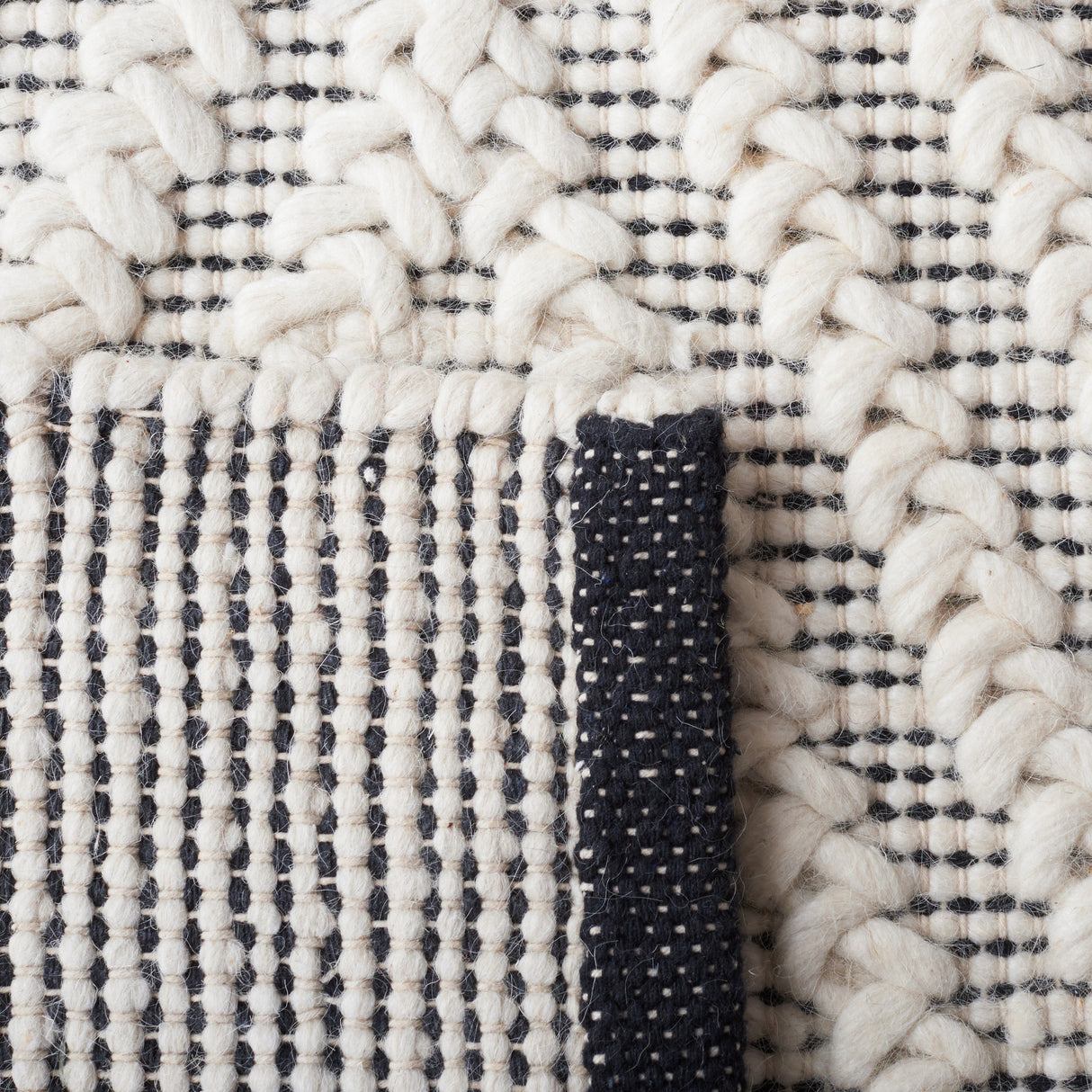 Safavieh Natura Nat277A Ivory/Black Rug.