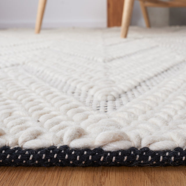 Safavieh Natura Nat279A Ivory/Black Rug.