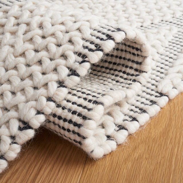 Safavieh Natura Nat279A Ivory/Black Rug.