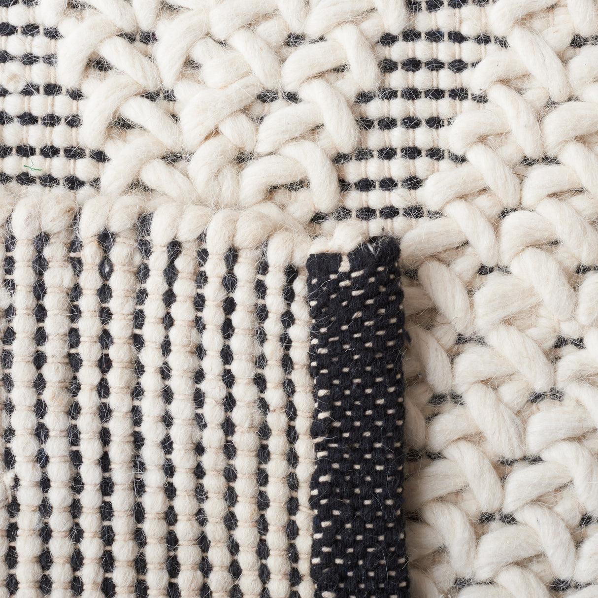 Safavieh Natura Nat279A Ivory/Black Rug.