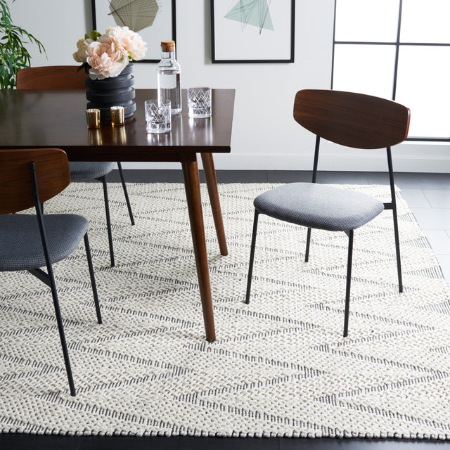 Safavieh Natura Nat279A Ivory/Black Rug.