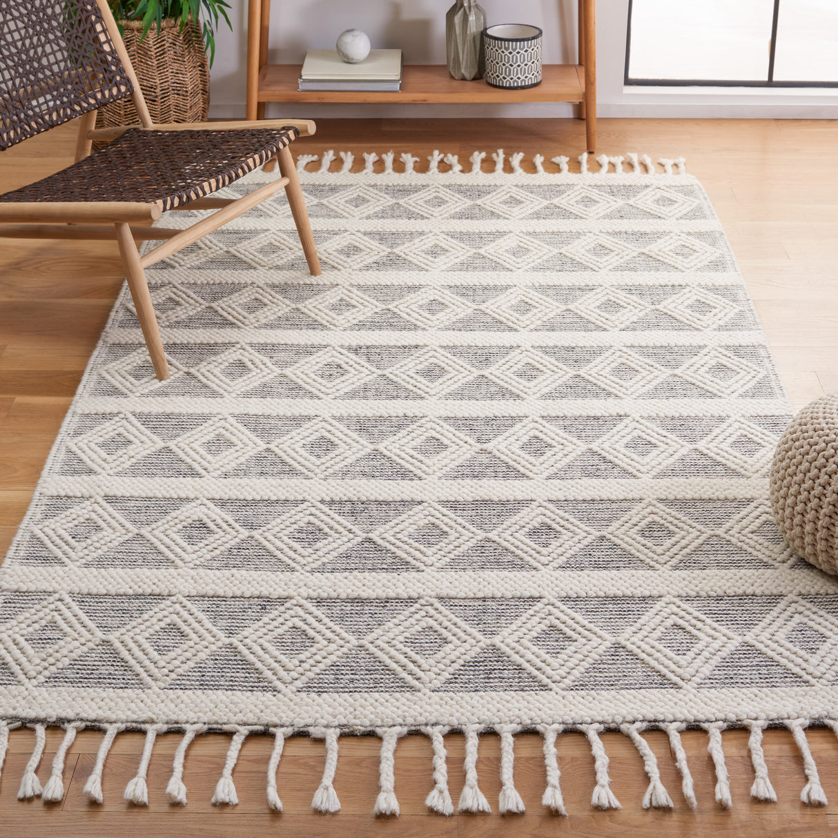Safavieh Natura Nat307A Ivory/Black Rug.