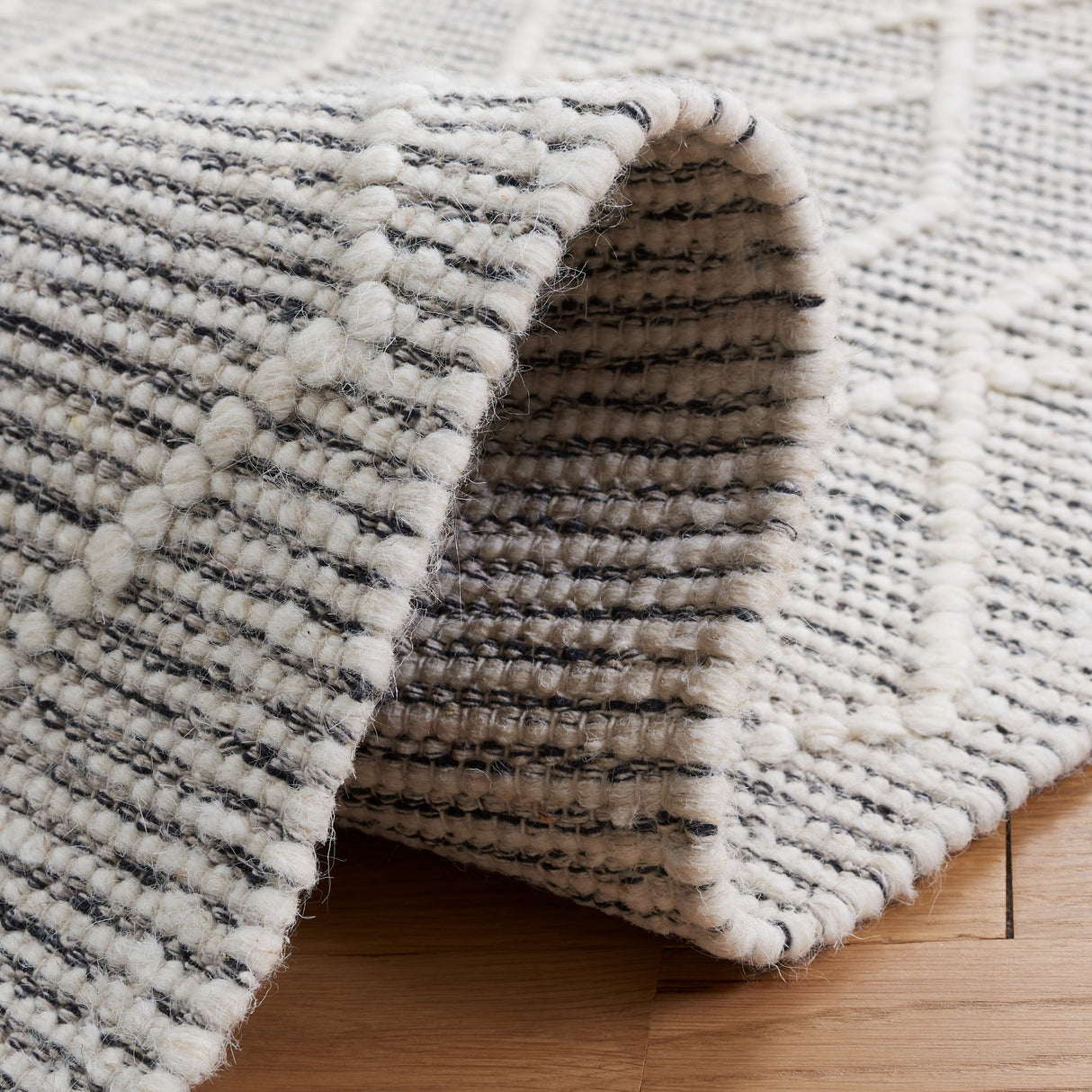Safavieh Natura Nat323A Ivory/Black Rug.