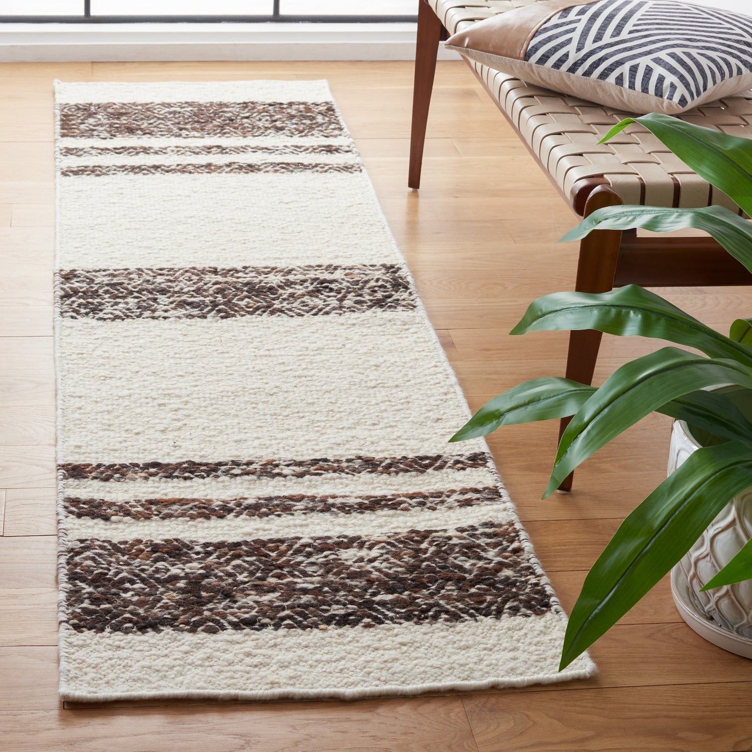 Safavieh Natura Nat328Z Black/Ivory Rugs.