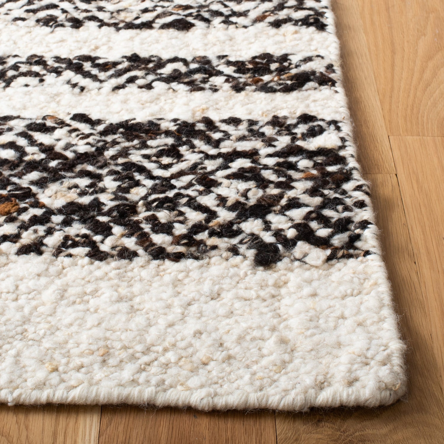 Safavieh Natura Nat328Z Black/Ivory Rugs.